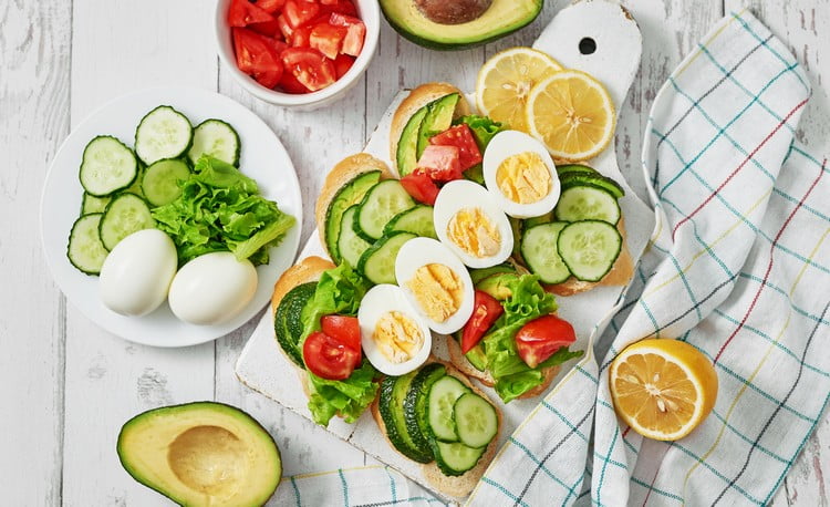 salada crocante com ovos para acompanhar panquecas