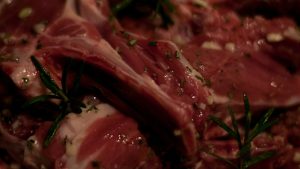 Como temperar cordeiro para assar