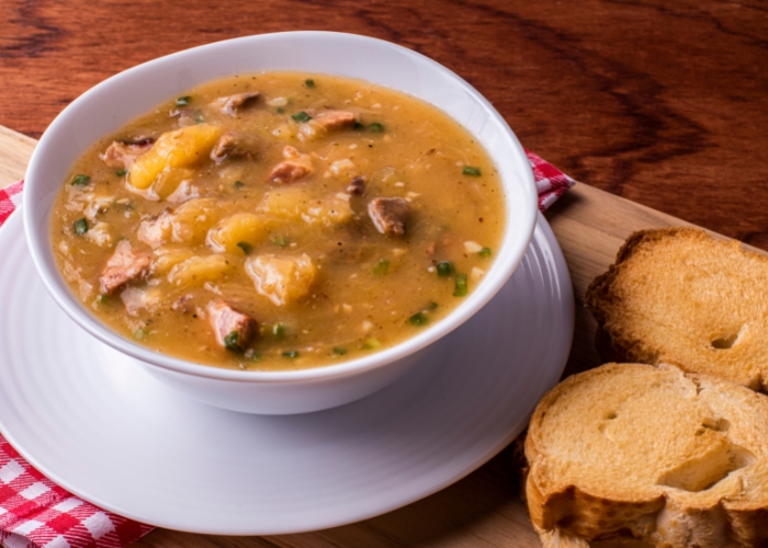 Caldo de costela com mandioca