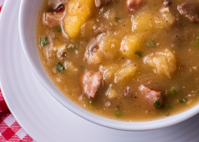 Caldo de costela com mandioca para 30 pessoas