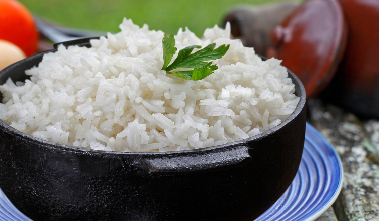 Cozinhar arroz com tampa fechada ou aberta