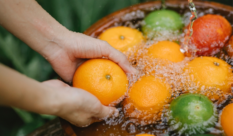 Lavar frutas e verduras com detergente