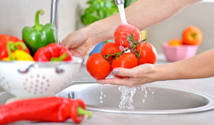 Lavar frutas e verduras com detergente