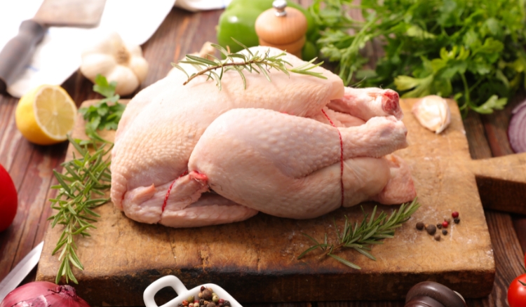 Pode lavar o frango com vinagre e limão