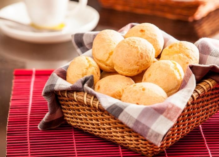 Assar pão de queijo na airfryer