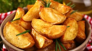 Como temperar batata para assar