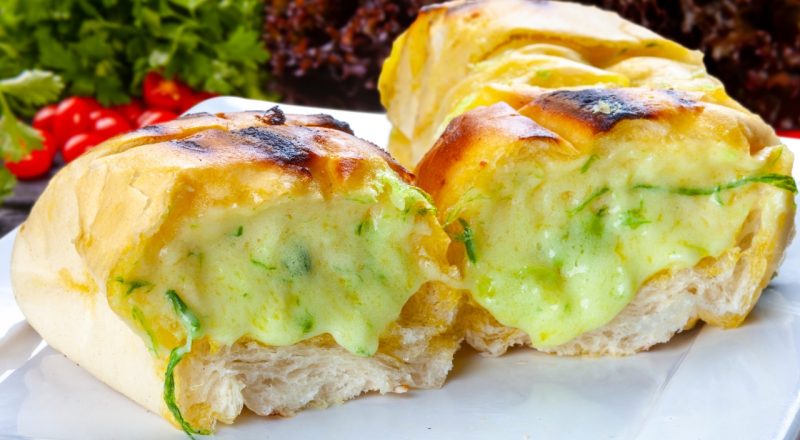 Como assar pão de alho no micro-ondas