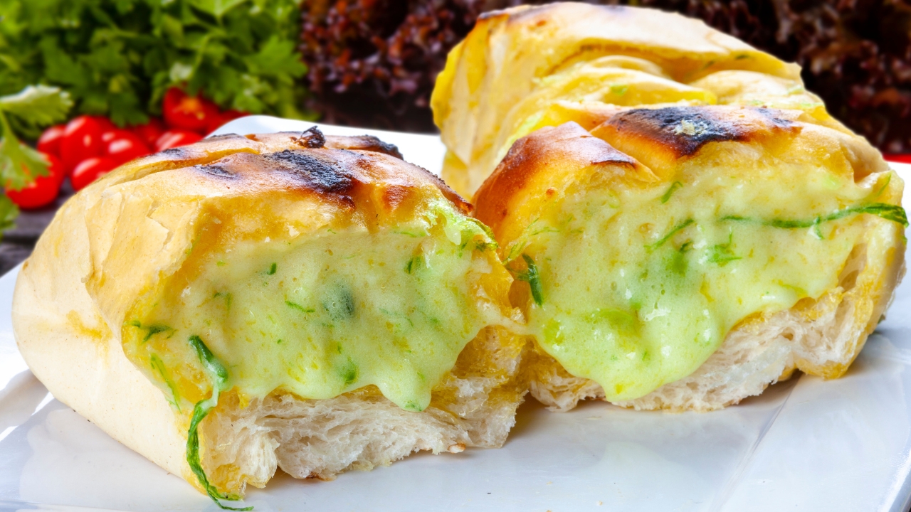 Como assar pão de alho no micro-ondas