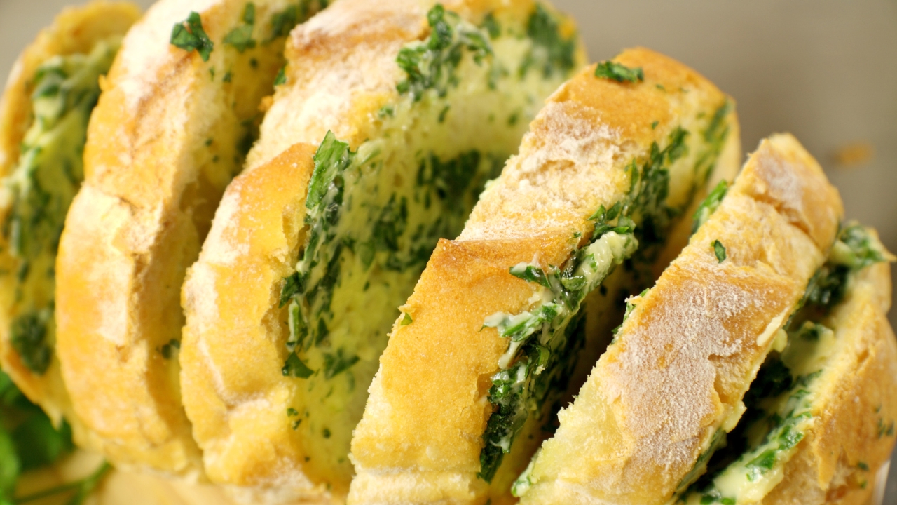 tem como assar pão de alho no micro-ondas