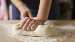 Como sovar massa de pão