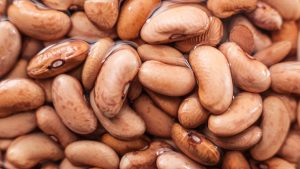 Precisa deixar o feijão de molho na água quente