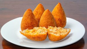 Pode empanar coxinha com fubá