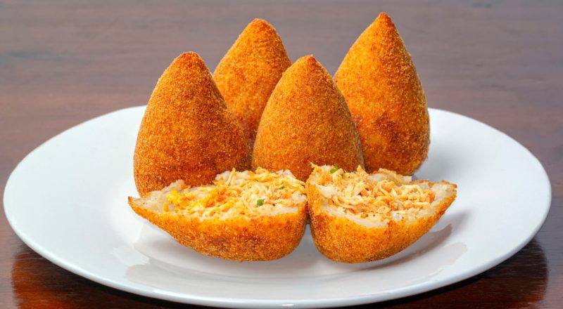 Pode empanar coxinha com fubá