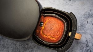 como assar torta na airfryer