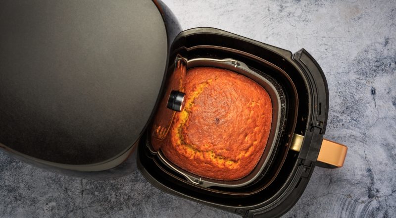como assar torta na airfryer