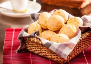 Assar-pao-de-queijo-na-airfryer