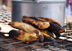 Como-assar-banana-da-terra-com-casca-no-forno