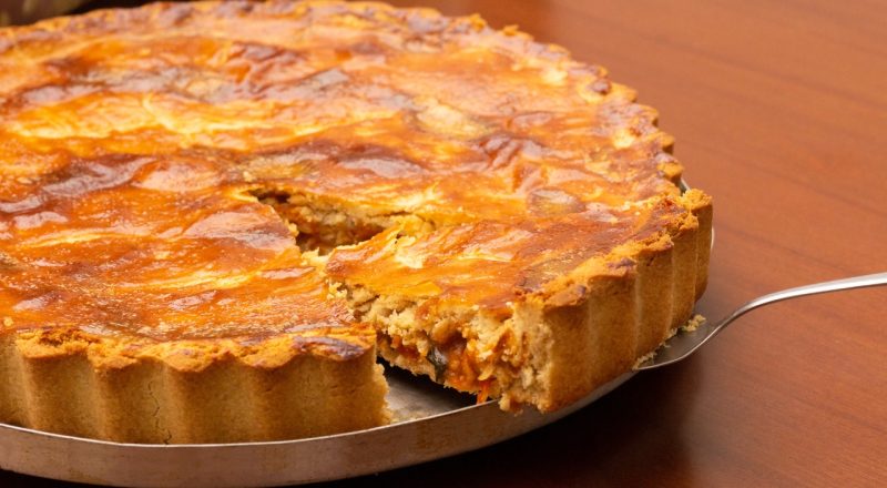 Como deixar a torta de frango amarelinha