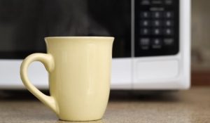 Como-saber-se-a-caneca-pode-ir-no-micro-ondas
