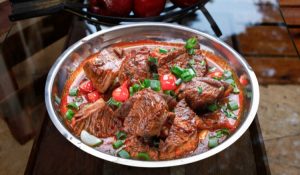 Como-temperar-carne-de-bode