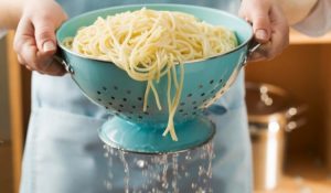 Lavar-o-macarrao-depois-de-cozido