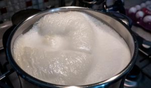 Leite-de-saquinho-precisa-ferver