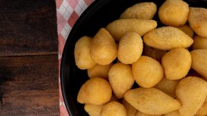 O que pode substituir a farinha de rosca para empanar salgados