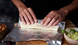 Papel-aluminio-conserva-a-temperatura-gelada-ou-so-quente