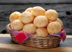 Para-assar-pao-de-queijo-precisa-untar-a-forma