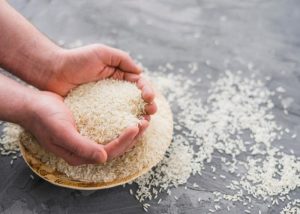 Pode-guardar-arroz-cru-na-geladeira