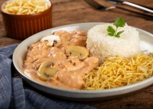 Quando-colocar-o-creme-de-leite-no-strogonoff