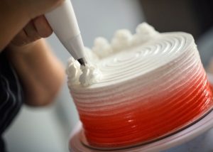 Quanto-tempo-deixar-o-bolo-na-geladeira-antes-de-confeitar