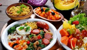 Salada-para-acompanhar-feijao-tropeiro