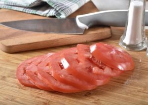 como-cortar-tomate-para-salada