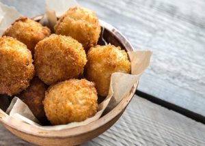 como-dar-liga-no-bolinho-de-arroz