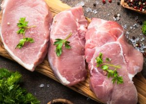 Como temperar bife de porco