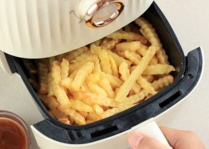 Precisa colocar óleo na airfryer para fritar batata
