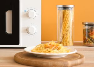 Quantos minutos para cozinhar macarrão no micro-ondas