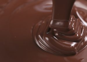 Chocolate derretido com creme de leite endurece