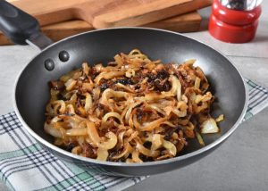 Como fazer cebola caramelizada para hambúrguer