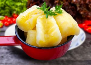 Mandioca na airfryer precisa cozinhar