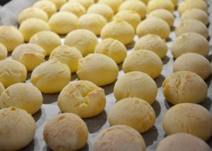 Por que o pão de queijo racha quando está assando