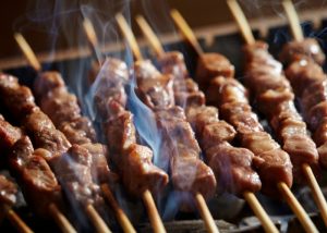 Quantos espetinhos para 50 pessoas