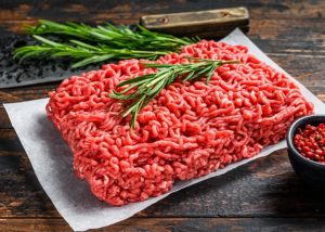 1 kg de carne moída serve quantas pessoas?