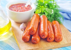 Como cortar salsicha para cachorro quente