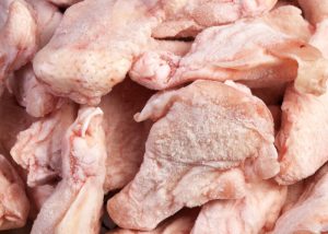 Como descongelar frango rápido com sal