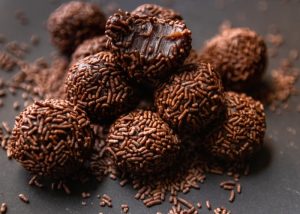 Quanto tempo o brigadeiro tem que ficar na geladeira para enrolar