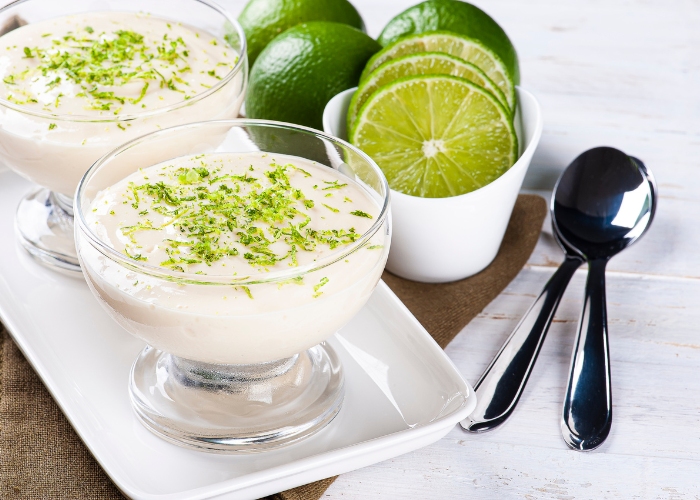 Quanto tempo o mousse precisa ficar na geladeira