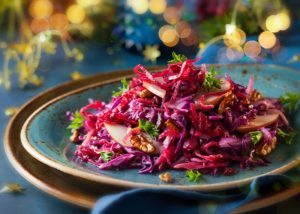 Salada de repolho com frutas e creme de leite