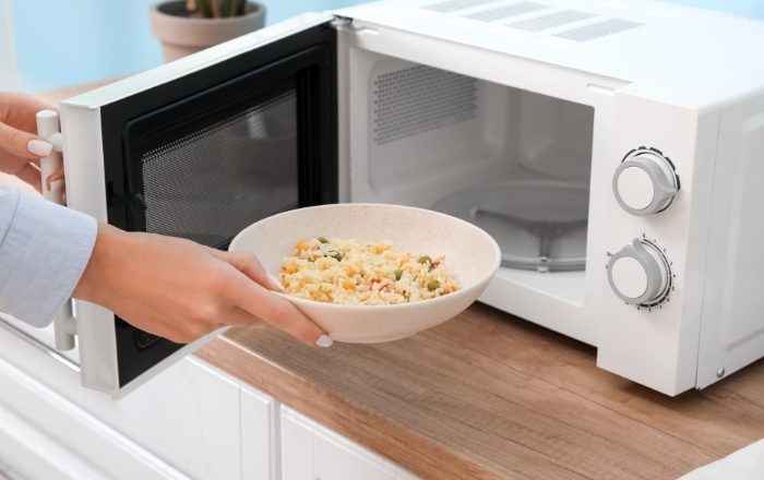 Arroz no micro-ondas precisa tampar